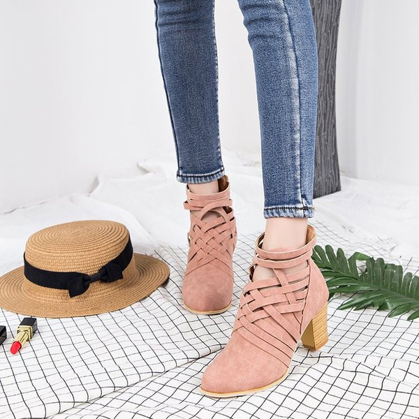 Aktuális, vastag sarkú női csizma két színben