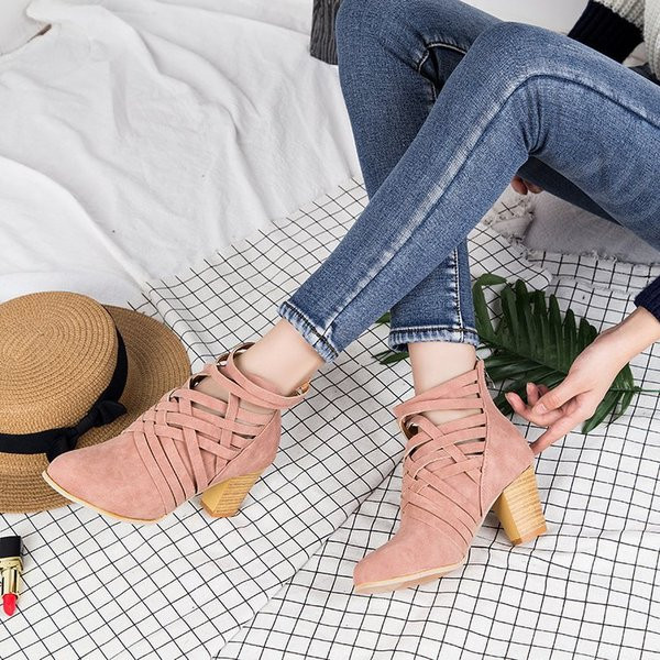 Aktuális, vastag sarkú női csizma két színben