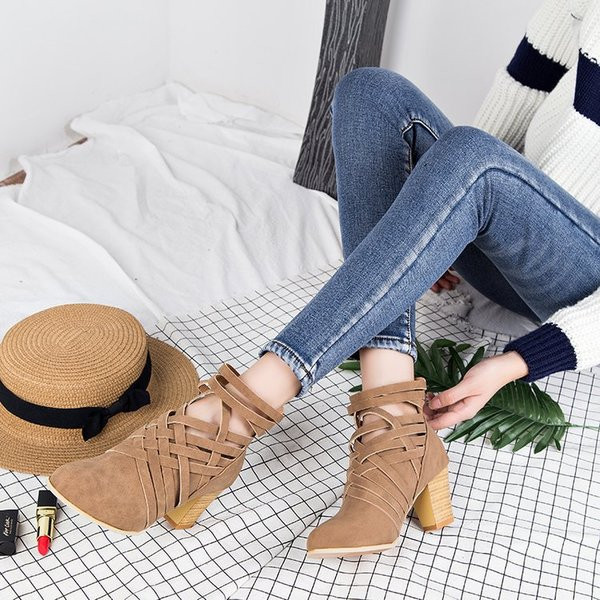 Aktuális, vastag sarkú női csizma két színben