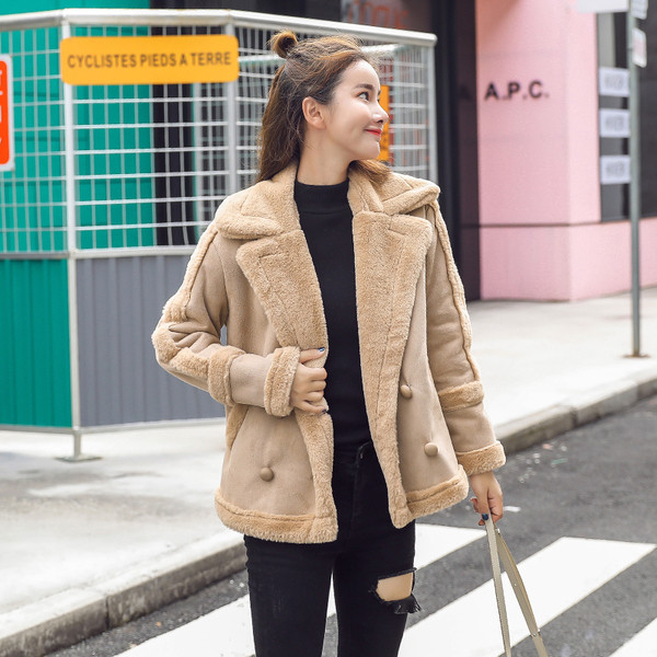 Palton scurt de dama modern cu guler in forma de V si buzunare in doua culori