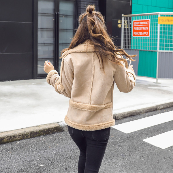 Palton scurt de dama modern cu guler in forma de V si buzunare in doua culori