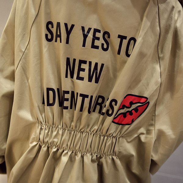 Női alkalmi kabát színes felirattal, kapucnival több színben