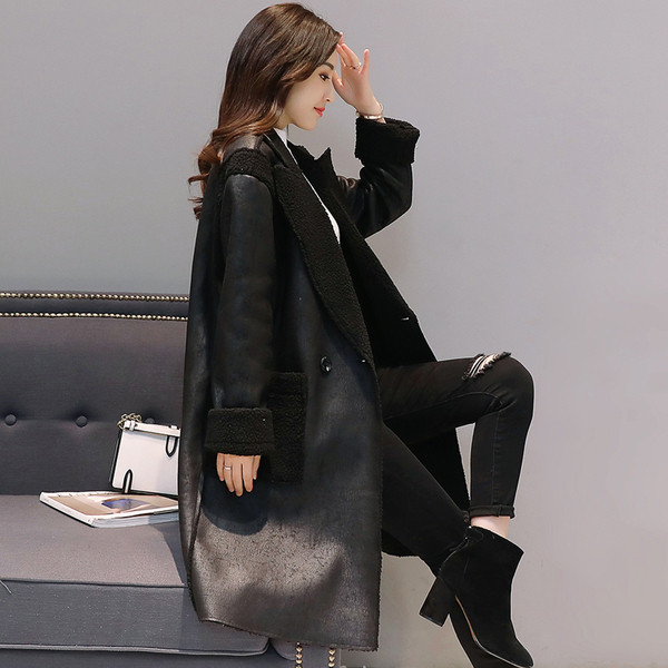 Modern női műbőr kabát fekete zsebekkel