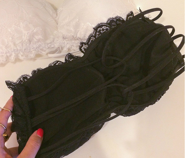 Γυναικείες γυναικείες δαντέλες σε λευκό και μαύρο χρώμα