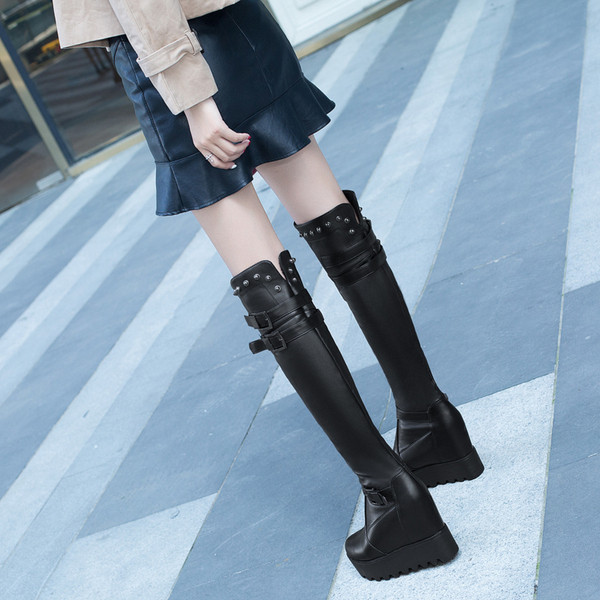 Stílusos női csizma fekete emelvényes