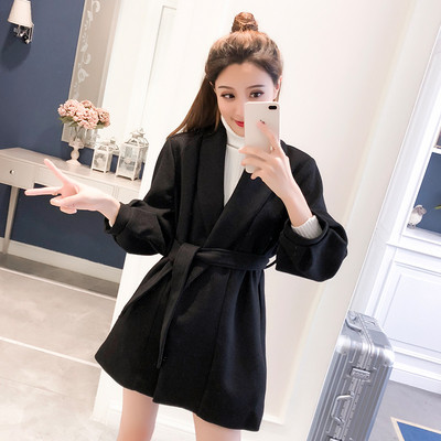 Stílusos női kabát V-nyakkal és övvel, két színben