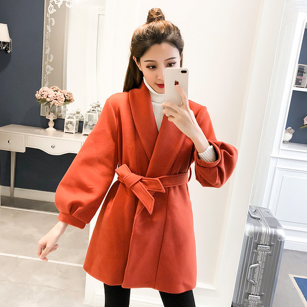 Stílusos női kabát V-nyakkal és övvel, két színben