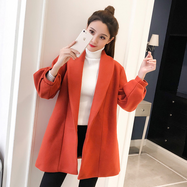 Stílusos női kabát V-nyakkal és övvel, két színben