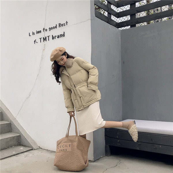 Női kabát gallérral, két színben