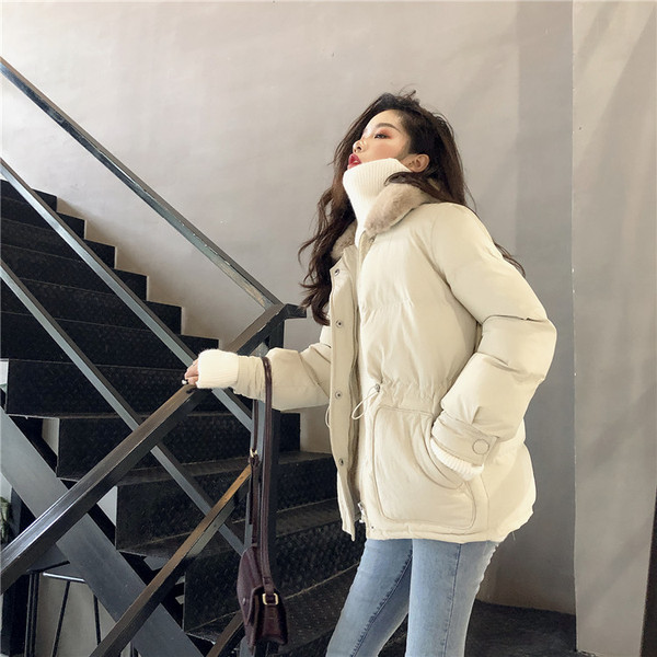 Női kabát gallérral, két színben