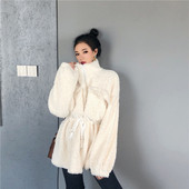 Női pehelykabát O-alakú gallérral, fehér és fekete színben