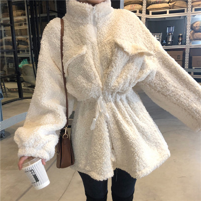 Női pehelykabát O-alakú gallérral, fehér és fekete színben