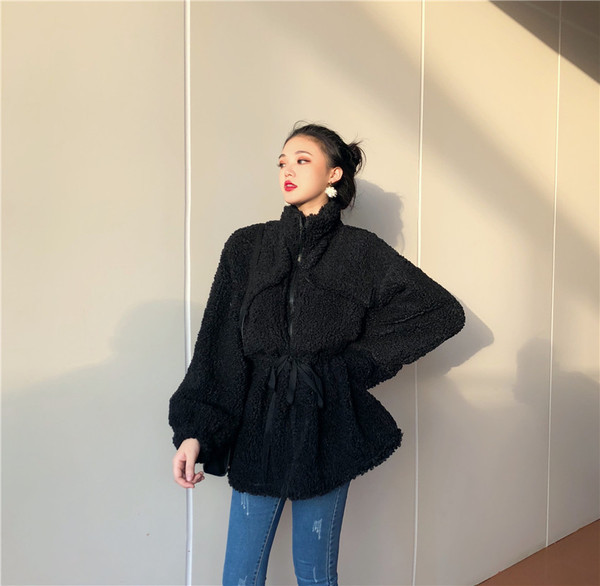 Női pehelykabát O-alakú gallérral, fehér és fekete színben