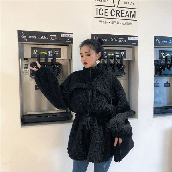 Női pehelykabát O-alakú gallérral, fehér és fekete színben