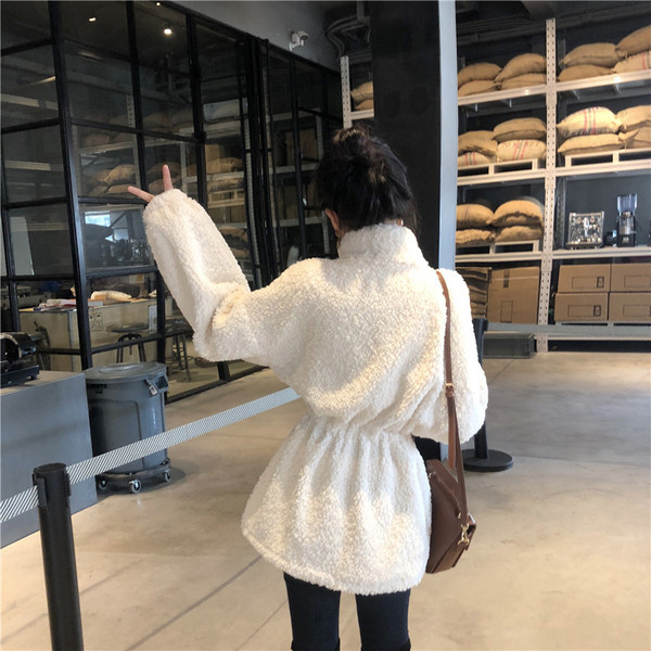 Női pehelykabát O-alakú gallérral, fehér és fekete színben