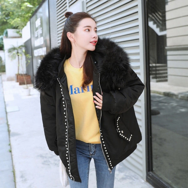 Női téli kabát felirattal és fém elemekkel fekete színben