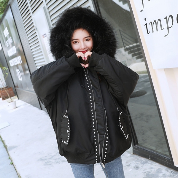 Női téli kabát felirattal és fém elemekkel fekete színben