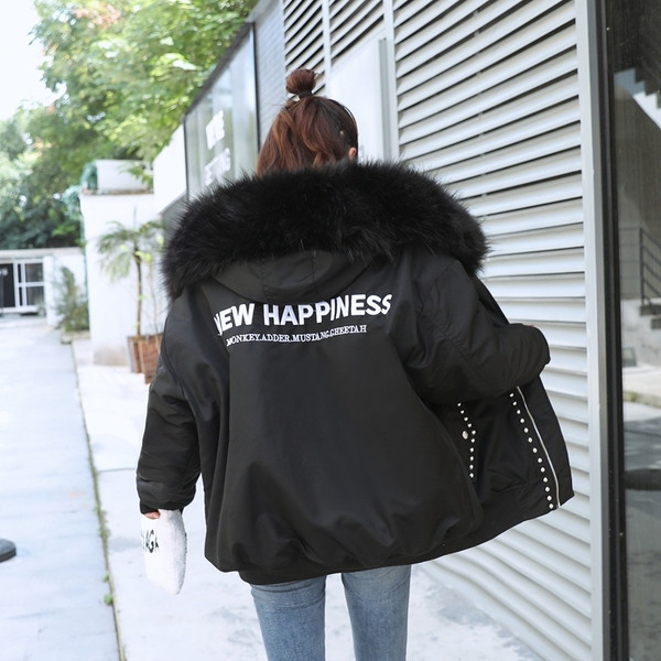 Női téli kabát felirattal és fém elemekkel fekete színben