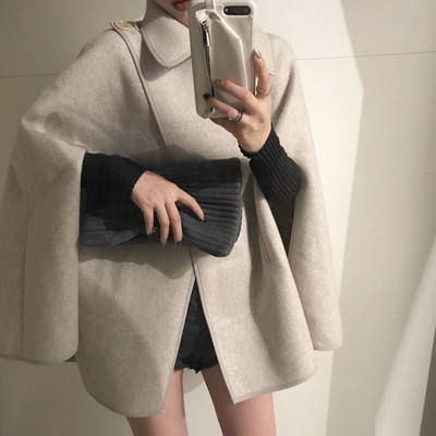 Stílusos női kabát érdekes ujjakkal