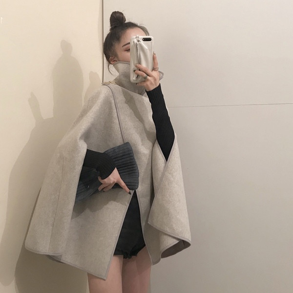 Stílusos női kabát érdekes ujjakkal