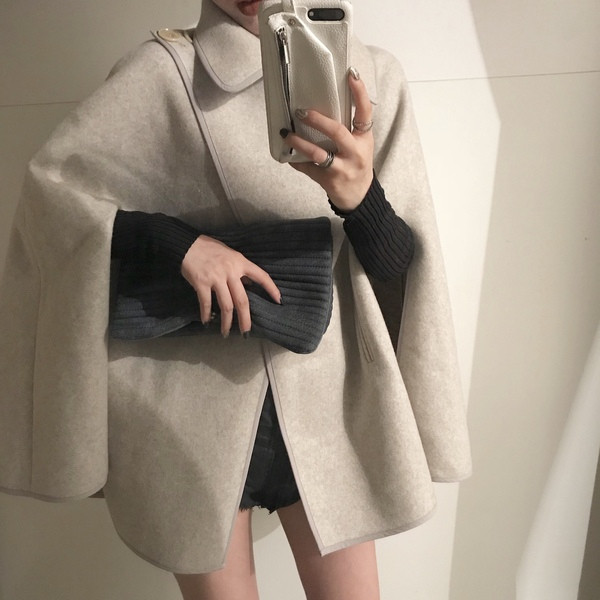 Stílusos női kabát érdekes ujjakkal