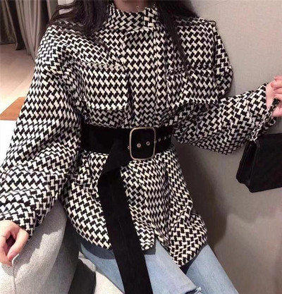 Elegáns női kabát fekete és piros színben