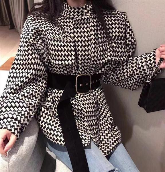 Elegáns női kabát fekete és piros színben