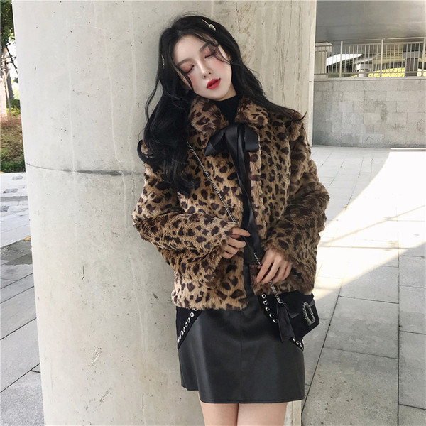 Stílusos női kabát szalaggal