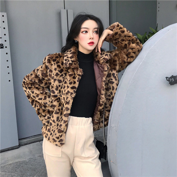 Stílusos női kabát szalaggal