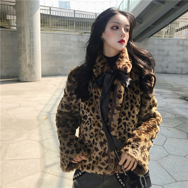 Stílusos női kabát szalaggal