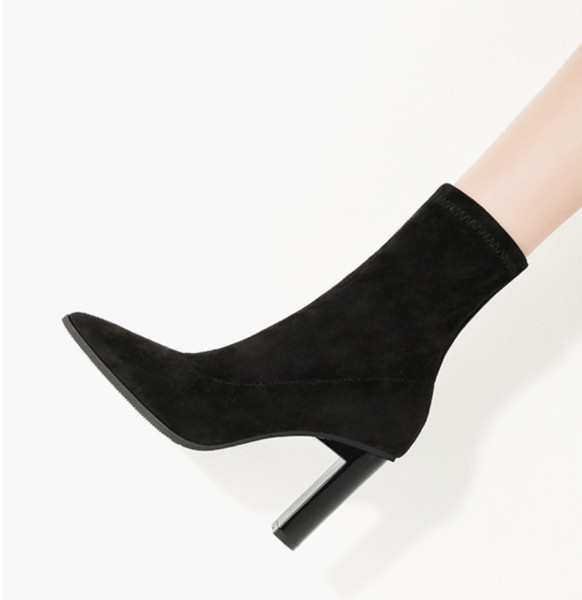 Stílusos női csizma 9,5 cm vastag sarokkal fekete, zöld és piros színben