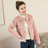 Női kabát O-alakú gallérral és több színben hímzéssel