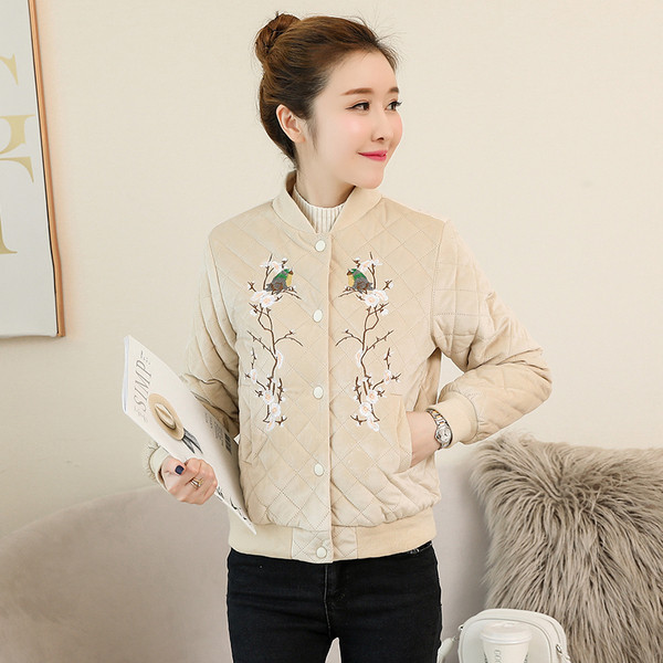 Női kabát O-alakú gallérral és több színben hímzéssel