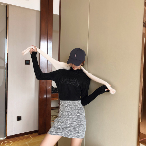 Női pulóver pólógallérral és felirattal három színben