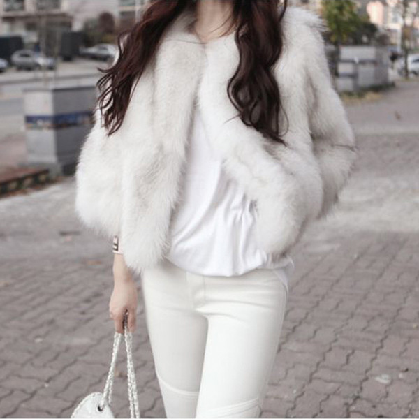 Stílusos női télikabát rövid modell világos színben