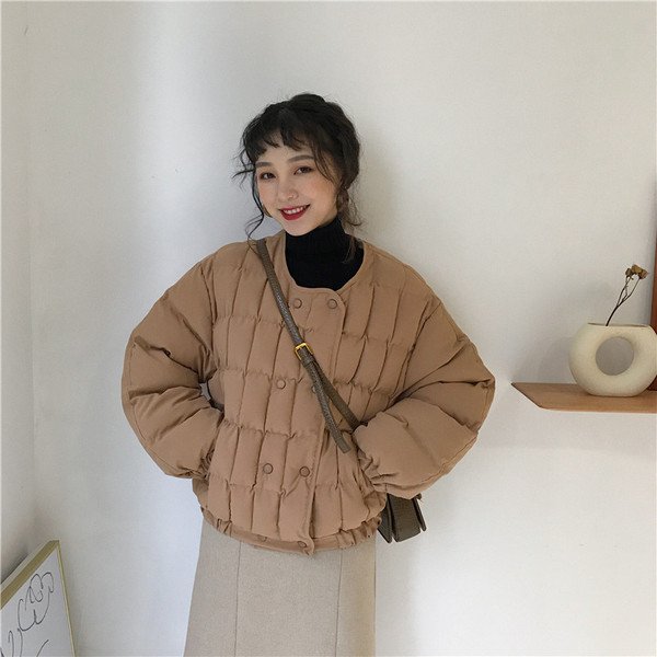 Női kabát O-alakú gallérral, két színben