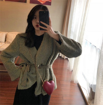 Modern női pehelykabát övvel, három színben