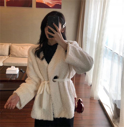 Modern női pehelykabát övvel, három színben