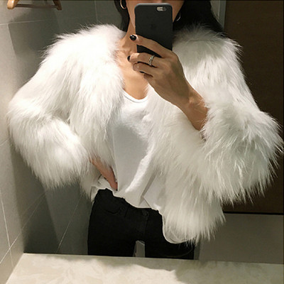 Női télikabát fekete-fehér színben