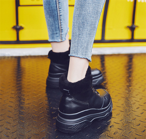 Meleg és kényelmes női téli cipő fekete-fehér színben