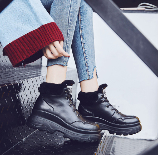 Meleg és kényelmes női téli cipő fekete-fehér színben