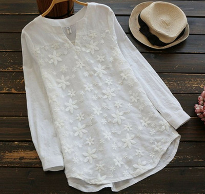 Стилна дамска блуза с V-образно деколте и флорални мотиви в бял цвят