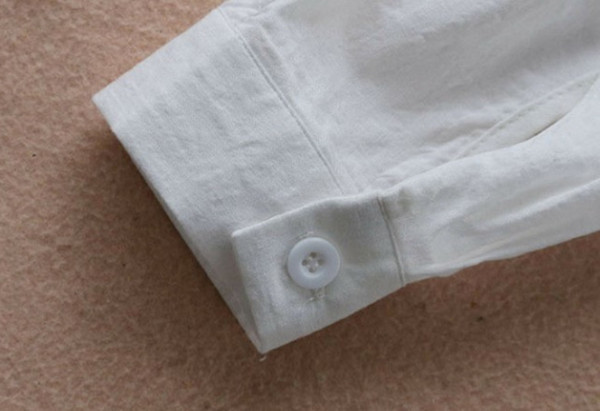 Stílusos női blúz V-nyakkal és virágmotívumokkal, fehér színben