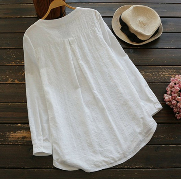 Stílusos női blúz V-nyakkal és virágmotívumokkal, fehér színben