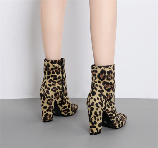 Női csizma 10 cm vastag sarokkal, leopárd és kígyó mintával