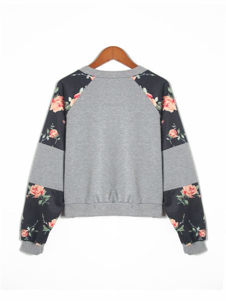 Női alkalmi blúz szürke színben virágos motívumokkal