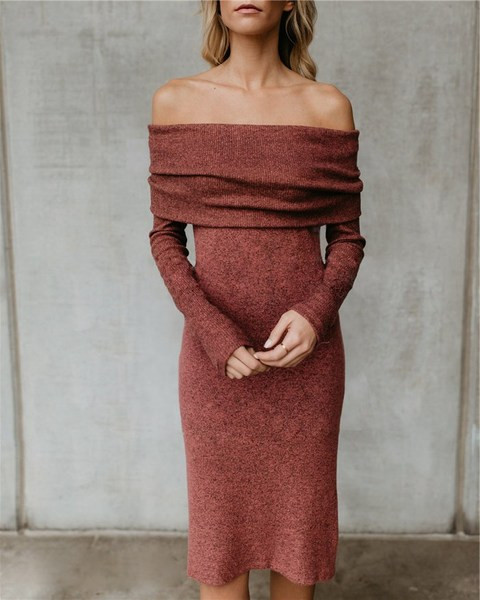 Χειμερινό φόρεμα γυναικών με χαραγμένα μανίκια και σχισμή σε δύο χρώματα