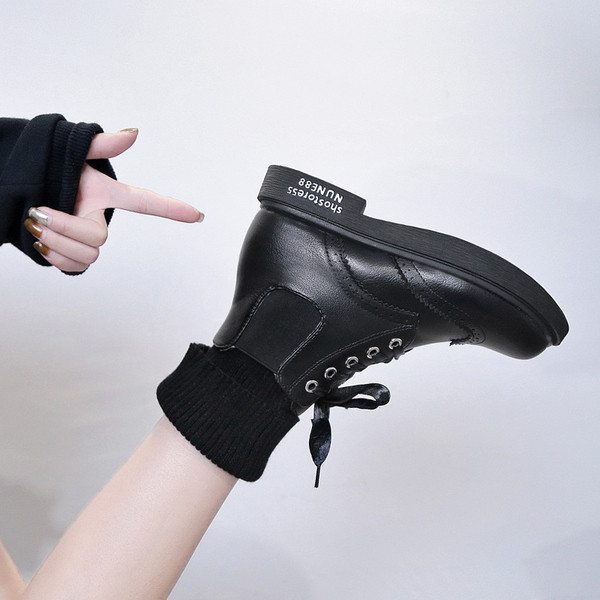 Modern női zoknis csizma két színben