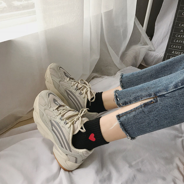 Άνετα γυναικεία αθλητικά πάνινα παπούτσια σε δύο χρώματα