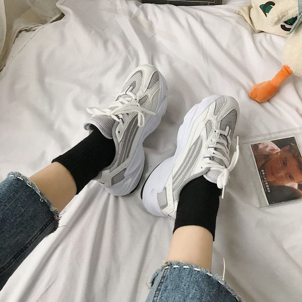 Άνετα γυναικεία αθλητικά πάνινα παπούτσια σε δύο χρώματα